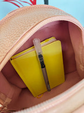 Load image into Gallery viewer, Bultito de Misi (Rosita) "Manzana y regla"