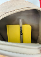 Load image into Gallery viewer, Bultito de Misi (Gris) "Lápiz corazón"