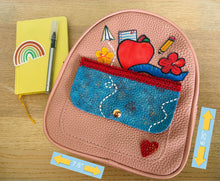 Load image into Gallery viewer, Bultito de Misi (Rosita) "Manzana y regla"