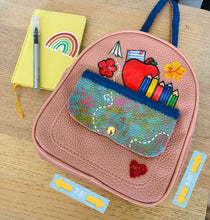 Load image into Gallery viewer, Bultito de Misi (Rosita) "Manzana y crayolas"