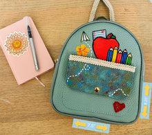 Load image into Gallery viewer, Bultito de Misi (Turquesa) "Manzana y crayolas"