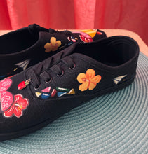 Load image into Gallery viewer, Tenis negras embelequeras.