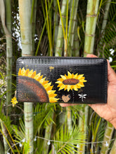 Load image into Gallery viewer, Wallet negra Girasol
