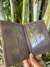 Load image into Gallery viewer, Porta pasaporte Playita
