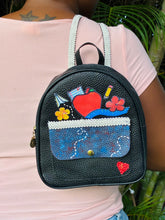 Load image into Gallery viewer, Bultito de Misi (Negro) &quot;Manzana y regla&quot;
