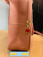 Load image into Gallery viewer, Bultito de Misi (Rosita) &quot;Manzana y regla&quot;
