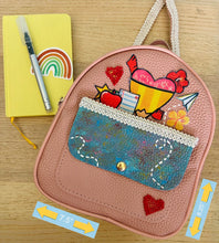 Load image into Gallery viewer, Bultito de Misi (Rosita) &quot;Lápiz Corazón&quot;
