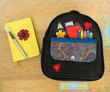 Load image into Gallery viewer, Bultito de Misi (Negro) &quot;Manzana y Crayolas&quot;
