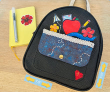 Load image into Gallery viewer, Bultito de Misi (Negro) &quot;Manzana y regla&quot;
