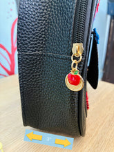 Load image into Gallery viewer, Bultito de Misi (Negro) &quot;Manzana y regla&quot;
