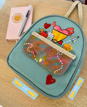 Load image into Gallery viewer, Bultito de Misi (Turquesa) &quot;Lápiz corazón&quot;
