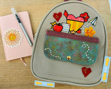 Load image into Gallery viewer, Bultito de Misi (Gris) &quot;Lápiz corazón&quot;
