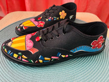 Load image into Gallery viewer, Tenis negras embelequeras.
