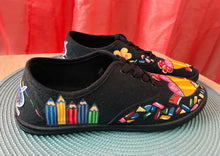 Load image into Gallery viewer, Tenis negras embelequeras.
