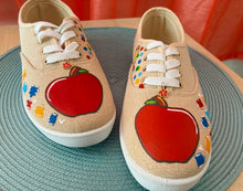 Load image into Gallery viewer, Tenis doradas/brillo embelequeras.
