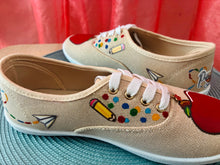 Load image into Gallery viewer, Tenis doradas/brillo embelequeras.
