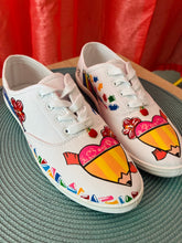 Load image into Gallery viewer, Tenis blancas embelequeras.
