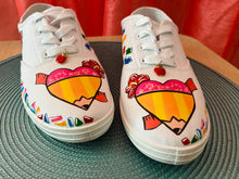 Load image into Gallery viewer, Tenis blancas embelequeras.
