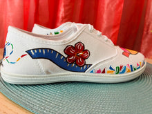 Load image into Gallery viewer, Tenis blancas embelequeras.

