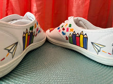 Load image into Gallery viewer, Tenis blancas embelequeras.
