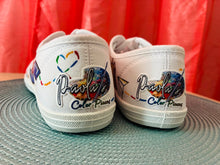 Load image into Gallery viewer, Tenis blancas embelequeras.
