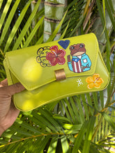 Load image into Gallery viewer, Cartera Verde Sapo Concho.
