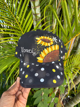 Load image into Gallery viewer, Gorra Negra Floreci.
