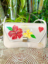 Load image into Gallery viewer, Cartera Crema Flores de Maga.
