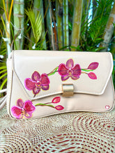 Load image into Gallery viewer, Cartera Crema Orquideas Fuschia.
