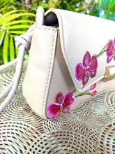 Load image into Gallery viewer, Cartera Crema Orquideas Fuschia.
