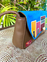 Load image into Gallery viewer, Cartera Casitas de San Juan Marron.
