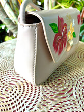 Load image into Gallery viewer, Cartera Crema Flores de Maga.
