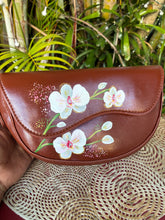 Load image into Gallery viewer, Cartera Caoba Orquídeas.
