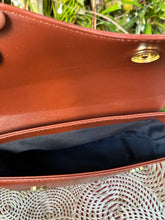 Load image into Gallery viewer, Cartera Caoba Orquídeas.
