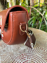 Load image into Gallery viewer, Cartera Caoba Orquídeas.
