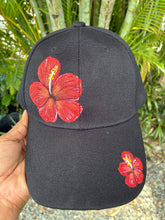 Load image into Gallery viewer, Gorra negra Magas Rojas.
