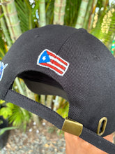 Load image into Gallery viewer, Gorra negra Magas Rojas.

